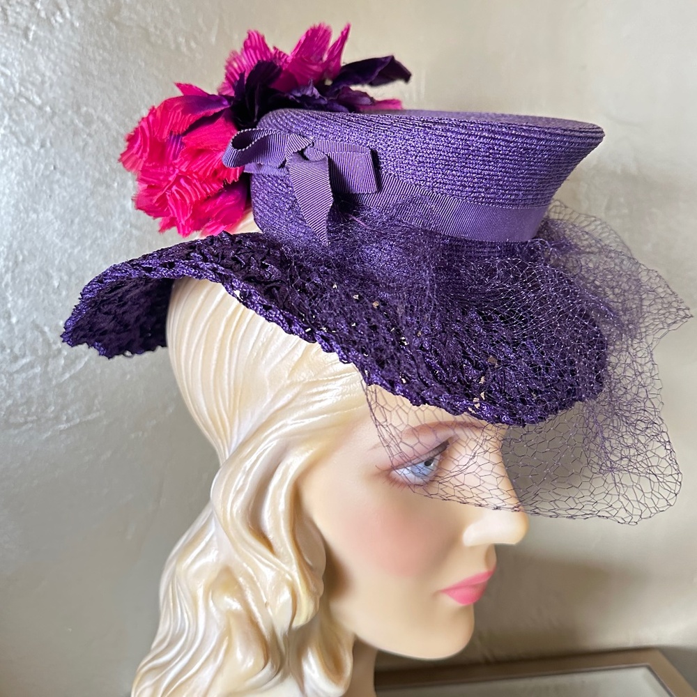 FABULOUS 1940s' PURPLE FEDORA/ "CROCHETED" BRIM + FABRIC FLOWERS & MATCHING VEIL - Picture 5 of 14